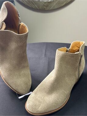 Lucky Brand Women’s Suede Ankle Booties in Light Beige